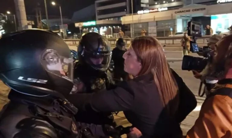 Επεισόδιο με τη Ζωή Κωνσταντοπούλου έξω από το υπουργείο Πολιτικής Προστασίας – Καταγγέλλει ότι τη χτύπησαν αστυνομικοί