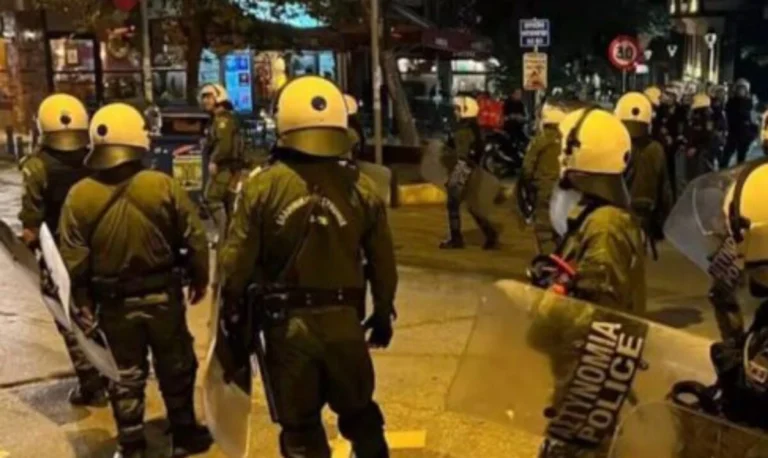 Θεσσαλονίκη: Κουκουλοφόροι πέταξαν μολότοφ σε αστυνομικές δυνάμεις έξω από το Τουρκικό Προξενείο – Βεργίνα Τηλεόραση
