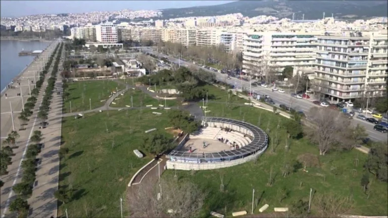 Κακοκαιρία Bora: Ξεριζώθηκαν δέντρα στη Νέα Παραλία Θεσσαλονίκης και στο κέντρο – Κλειστά τα σχολεία