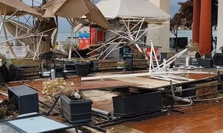 Η Bora έριξε δέντρα, αναποδογύρισε τραπέζια στην Πλατεία Αριστοτέλους