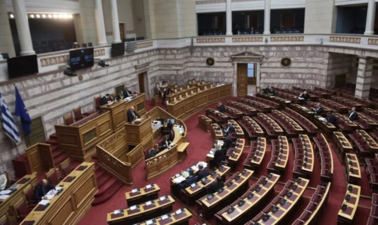 Βουλή: Υπερψηφίστηκε το νομοσχέδιο για τον κατώτατο μισθό με 157 ψήφους υπέρ έναντι 139 “Όχι”