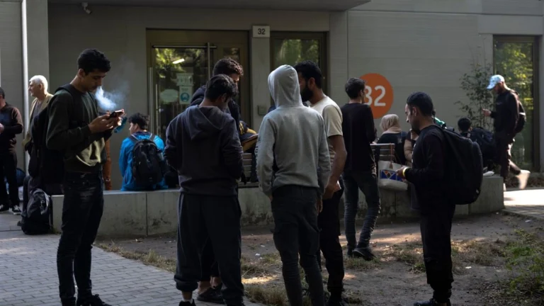 Η Γερμανία Αναστέλλει τις Αποφάσεις Ασύλου για Σύρους Πολίτες μετά την Ανατροπή του Μπασάρ αλ-Άσαντ