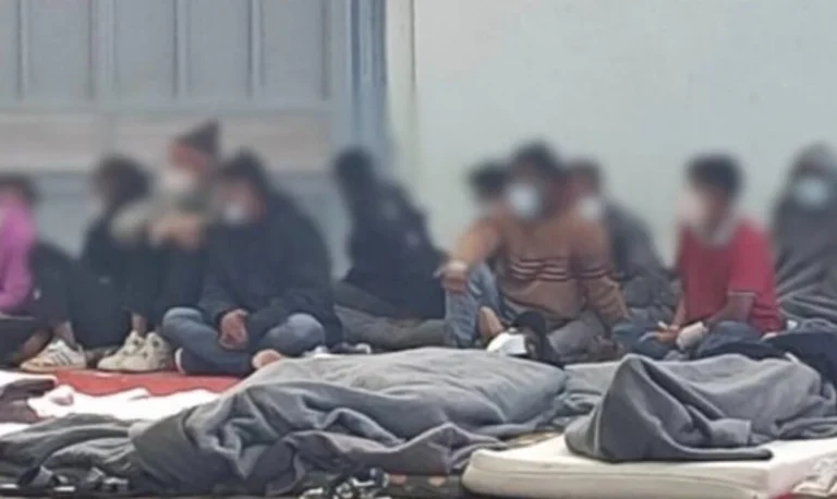 Ναυάγιο στη Γαύδο: Η στιγμή που ελικόπτερο του Πολεμικού Ναυτικού σώζει μετανάστη