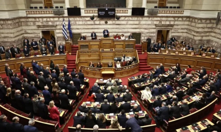 Βουλή – Προϋπολογισμός 2025: Με 159 “ναι” έναντι 139 “όχι” κυρώθηκε ο κρατικός προϋπολογισμός 2025