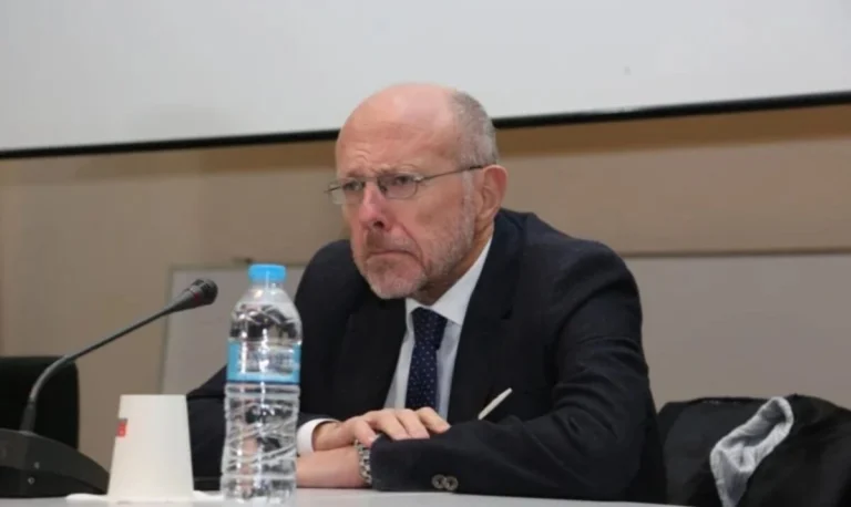 Δ. Βαρτζόπουλος: “Κόφτης” στα social media για ανηλίκους μέχρι 15 ετών 