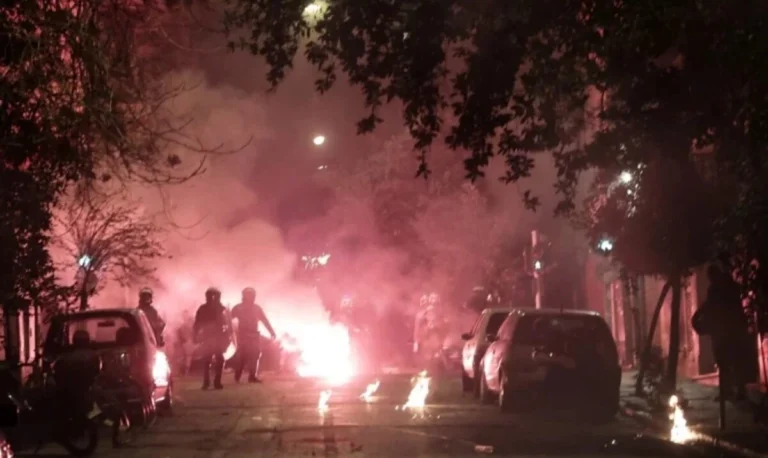 Θεσσαλονίκη: Κουκουλοφόροι πέταξαν 25 μολότοφ στις αστυνομικές δυνάμεις έξω από το Τουρκικό Προξενείο