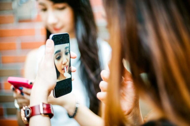 Πώς τα social media γέννησαν μια γενιά εφήβων κοριτσιών με κρέμες αντιγύρανσης