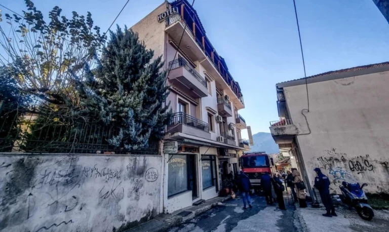 Θρήνος στην Καλαμπάκα μετά τη φωτιά σε ξενοδοχείο – «Ακούσαμε ότι προκλήθηκε από έκρηξη σε κλιματιστικό»