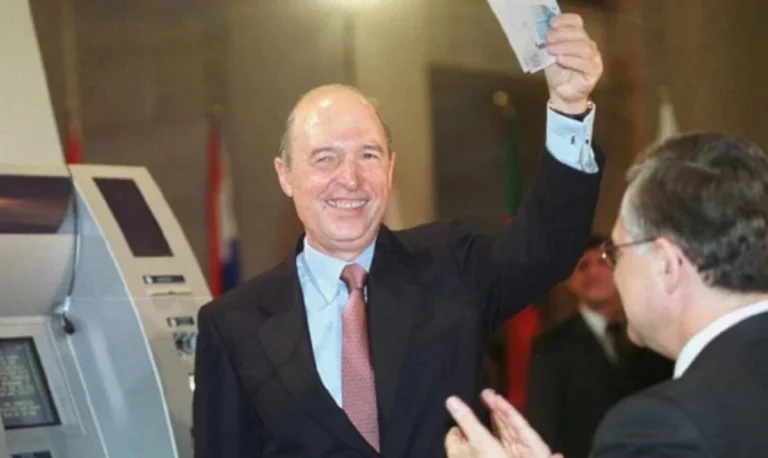 Κώστας Σημίτης: Η στιγμή που ο πρώην πρωθυπουργός έβαλε την Ελλάδα στο ευρώ
