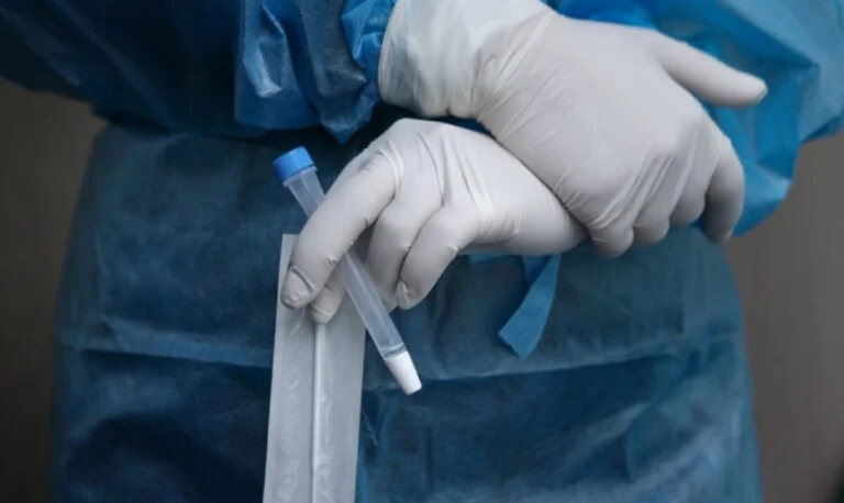 Θεσσαλονίκη: Θετική στον μεταπνευμονοϊό και η σύζυγος του 71χρονου που νοσηλεύεται στη ΜΕΘ του “Παπανικολάου”