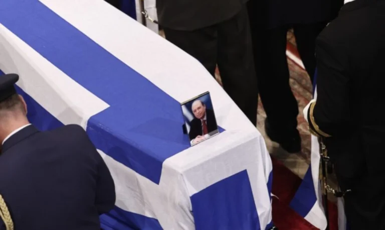 Δείτε LIVE το τελευταίο “αντίο” στον Κώστα Σημίτη στη Μητρόπολη Αθηνών