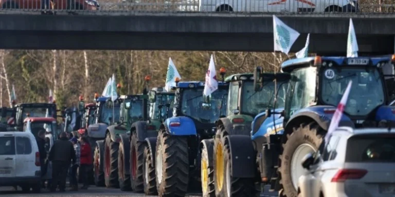 Αγρότες: Μπλόκα σε Βοιωτία και Θεσσαλονίκη-Πορεία στη Λάρισα