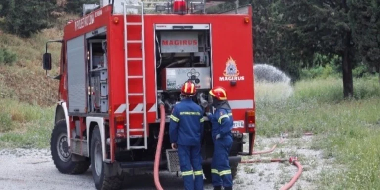 Πυροσβεστική: Φωτιά ξέσπασε στον Βαρνάβα-Επιχειρούν 45 πυροσβέστες