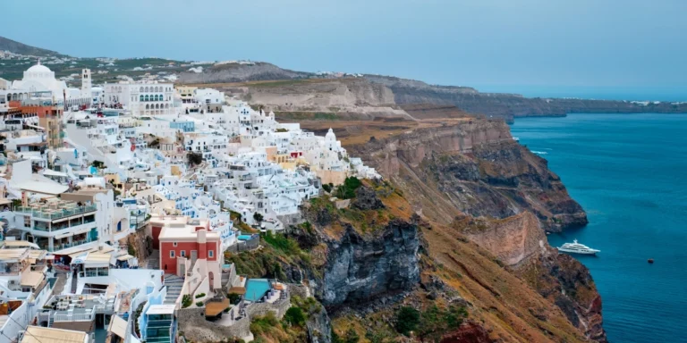 Σαντορίνη: Μήνυμα 112 για κατολισθήσεις – Απαγόρευση πρόσβασης σε τρεις περιοχές