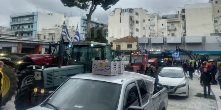 Βόλος: Αγρότες με τρακτέρ πραγματοποίησαν πορεία διαμαρτυρίας στο κέντρο της πόλης