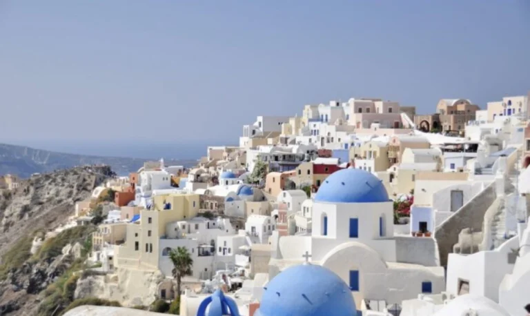 Σαντορίνη: Συναγερμός για πιθανές κλοπές στα σπίτια που μένουν άδεια μετά τις μαζικές αποχωρήσεις από το νησί