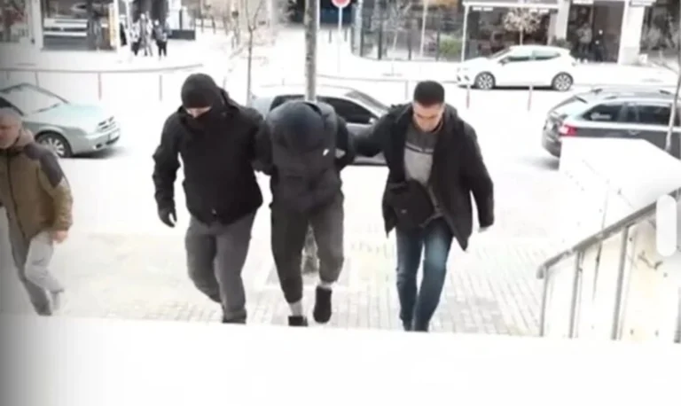 Στον ανακριτή ο 16χρονος που μαχαίρωσε τον αδερφό του – Το θύμα νοσηλεύεται στη ΜΕΘ