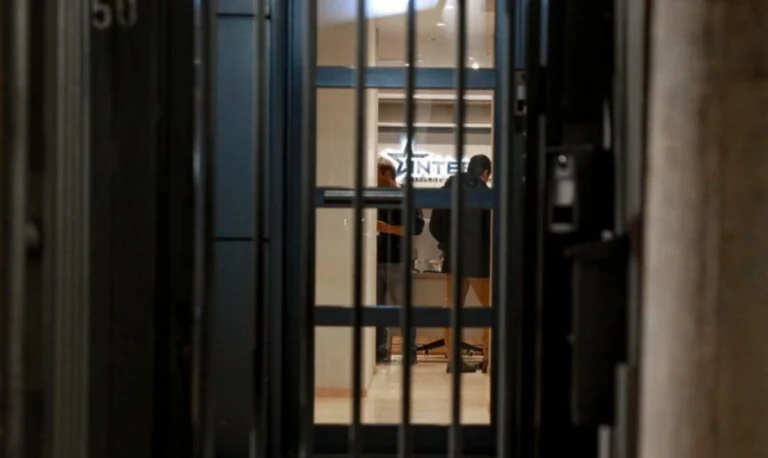 Τέμπη: Έφοδος της ΕΛ.ΑΣ. στην εταιρεία φύλαξης που κατέθεσε τα νέα βίντεο στον ανακριτή