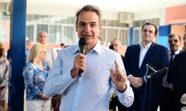 Στο 8ο Δημοτικό Σχολείο Νέας Φιλαδέλφειας ο Μητσοτάκης: Έχει έρθει η ώρα να κάνουμε παρέμβαση στο κτιριακό απόθεμα των σχολείων μας
