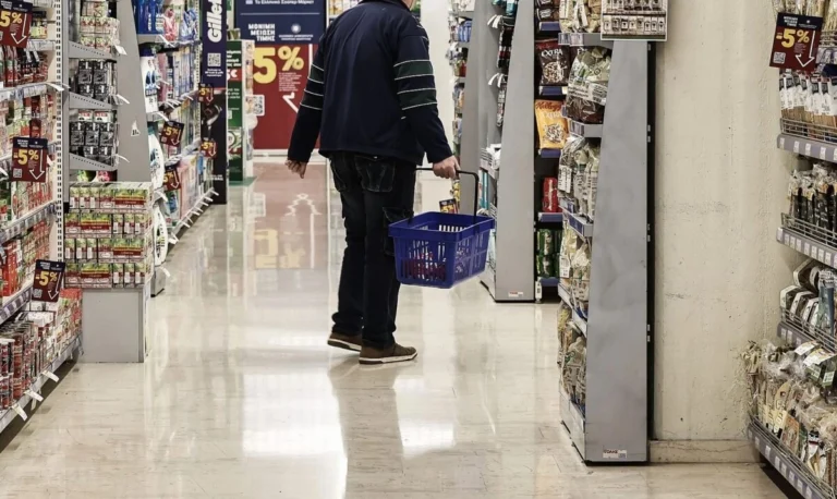 Τρία στα πέντε νοικοκυριά δεν βγάζουν τον μήνα