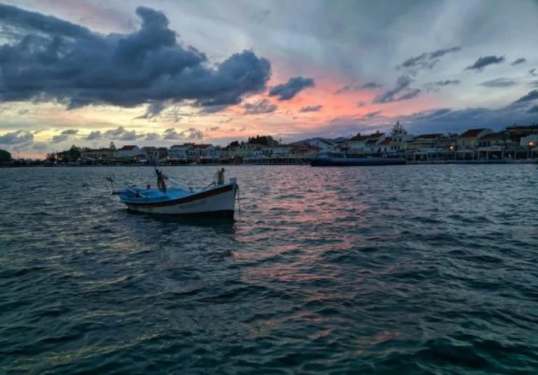 Σάμος:Kαταδίωξη και σύλληψη Τούρκου διακινητή μεταναστών από το Λιμενικό