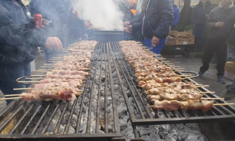 Τσικνοπέμπτη: Μια μεγάλη ψησταριά η Καλαμπάκα με 10.000 σουβλάκια