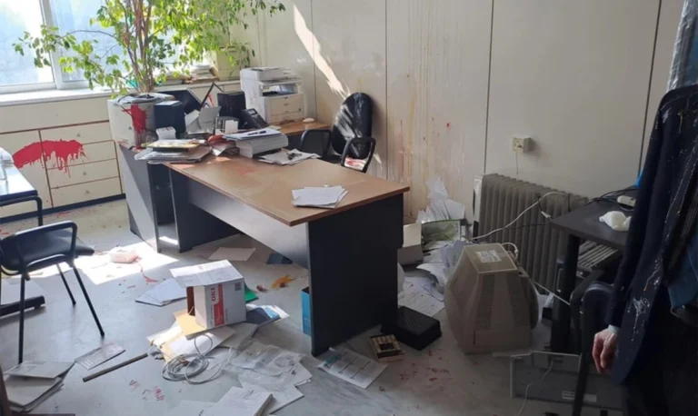 «Εάν ξανακάνεις οτιδήποτε, θα σε σκοτώσουμε» – Επίθεση κουκουλοφόρων σε καθηγητή του ΕΚΠΑ