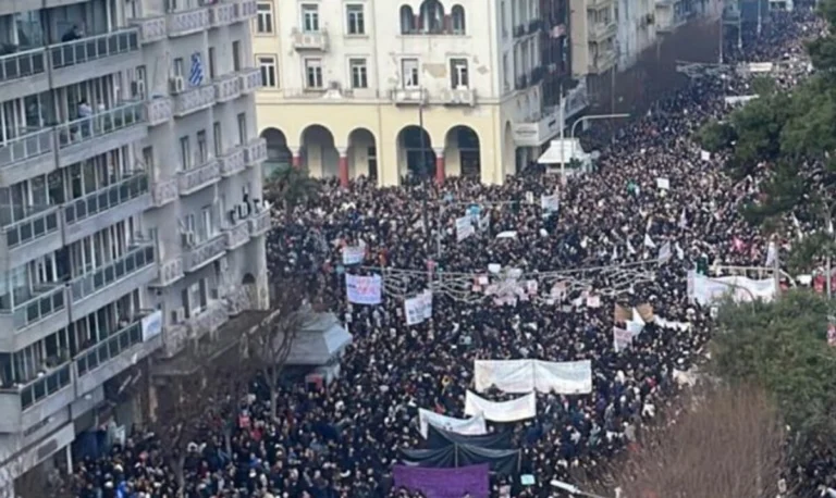 Χιλιάδες κόσμου στους δρόμους της Θεσσαλονίκης ζητούν δικαιοσύνη για τα Τέμπη live