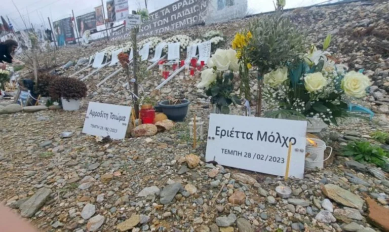 Λάρισα: Βουβός ο πόνος συγγενών, φίλων και πολιτών στο σημείο της τραγωδίας