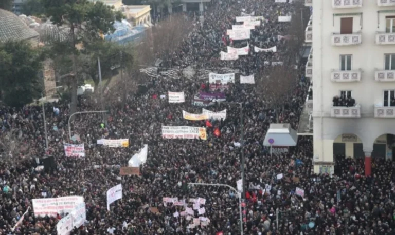 Λαοθάλασσα στη Θεσσαλονίκη: Ανθρώπινο ποτάμι για τα δύο χρόνια από την τραγωδία στα Τέμπη