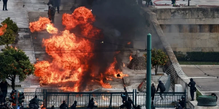 Σύνταγμα: 41 συλλήψεις για τα επεισόδια στη συγκέντρωση-29 νοσηλείες με αναπνευστικά προβλήματα