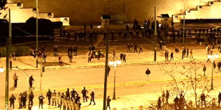 Σύνταγμα: Νέα ένταση στην πλατεία-Ρίψεις δακρυγόνων για την εκκένωση των συγκεντρωμένων