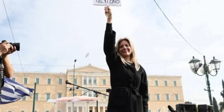 Καρυστιανού σε βουλευτές για την πρόταση δυσπιστίας: «Προδώσατε τις ψυχές μας, είστε υπόλογοι»