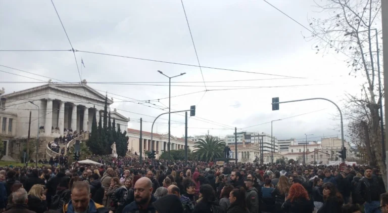 Τέμπη: Κοσμοπλημμύρα στο Σύνταγμα- Γέμισαν οι δρόμοι της Αθήνας(video)