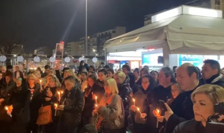 Θεσσαλονίκη: Με συγκίνηση και δάκρυα τίμησαν τους νεκρούς της τραγωδίας των Τεμπών