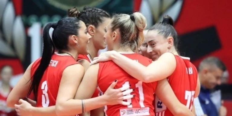 Ολυμπιακός-ΑΕΚ 3-2: Πήραν το ντέρμπι οι «ερυθρόλευκες», στη «σκιά» του σοβαρού τραυματισμού της Πολυνοπούλου