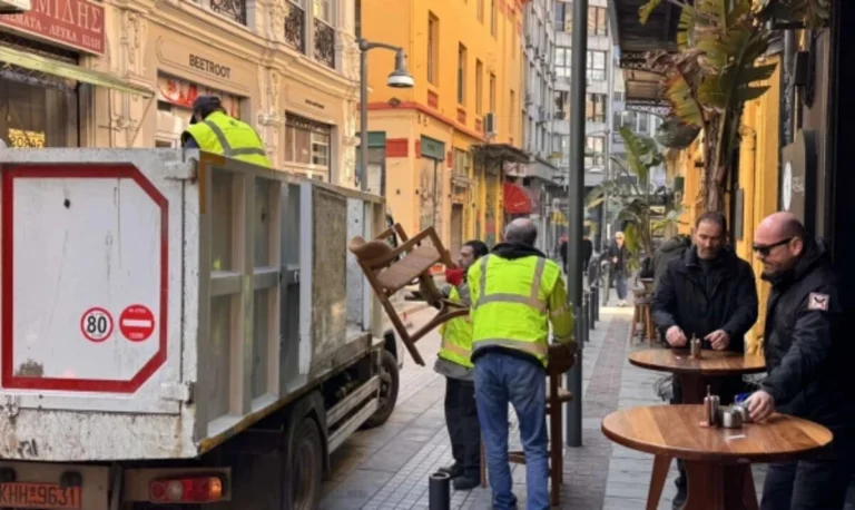 Θεσσαλονίκη: Ξηλώνονται τα παράνομα τραπεζοκαθίσματα από το κέντρο της πόλης