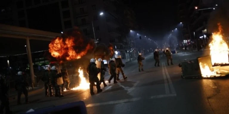 Σύνταγμα: Kρότου λάμψης στη συγκέντρωση για τα Τέμπη-Επεισόδια στη Θεσσαλονίκη
