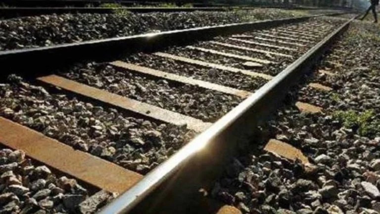 Πάτρα: Τρένο παρέσυρε αυτοκίνητο που ήταν παρκαρισμένο πάνω στις γραμμές