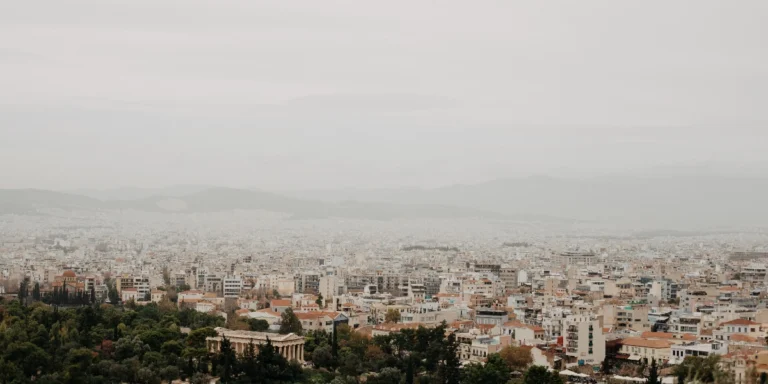 Καιρός: Νοτιάδες με αφρικανική σκόνη και υψηλές για την εποχή θερμοκρασίες