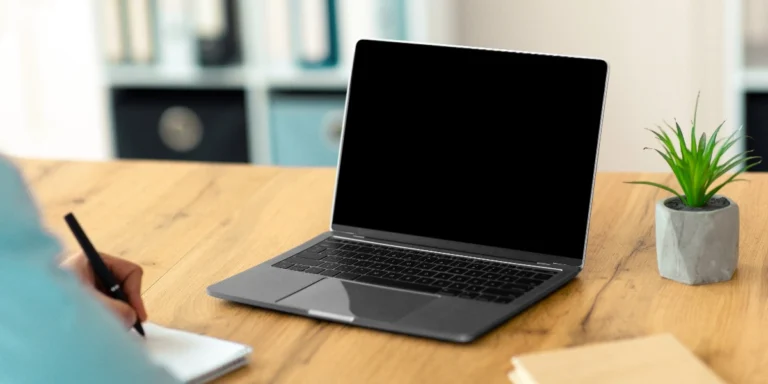 Voucher για laptop: Ανακοινώθηκαν οι δικαιούχοι ελεύθεροι επαγγελματίες και μικρομεσαίες επιχειρήσεις