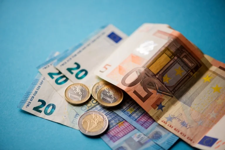 Δώρο Πάσχα ΔΥΠΑ 2025: Ποιοι θα πληρωθούν με προπληρωμένη κάρτα και ποιοι σε τραπεζικό λογαριασμό