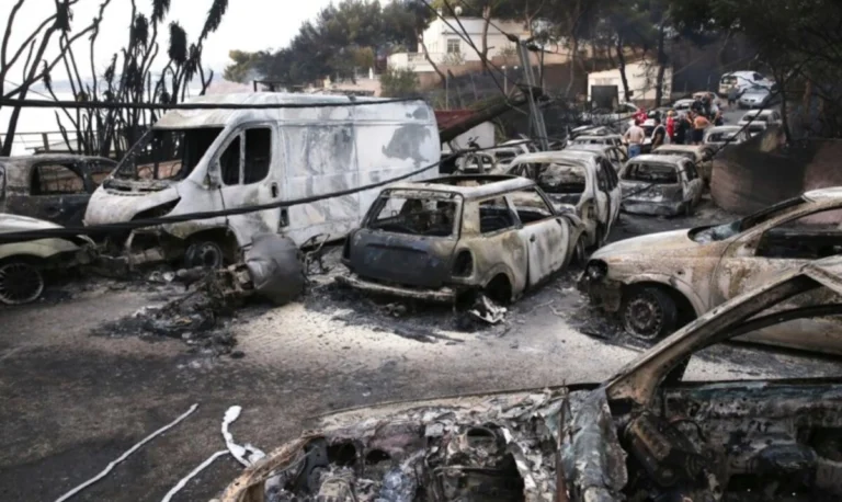 Μάτι: “Όταν η πυρκαγιά έρχεται, κάνεις εκκένωση” είπε η εισαγγελέας στο Εφετείο και συγγενείς θυμάτων χειροκροτούσαν