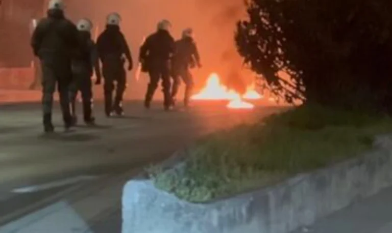Νύχτα επεισοδίων στη Θεσσαλονίκη – Κουκουλοφόροι επιτέθηκαν με μολότοφ σε διμοιρία των ΜΑΤ