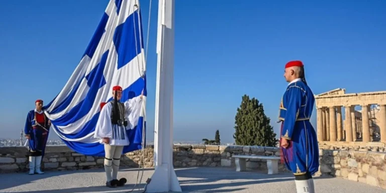 Κυκλοφοριακές ρυθμίσεις σε Αθήνα και Θεσσαλονίκη για την παρέλαση