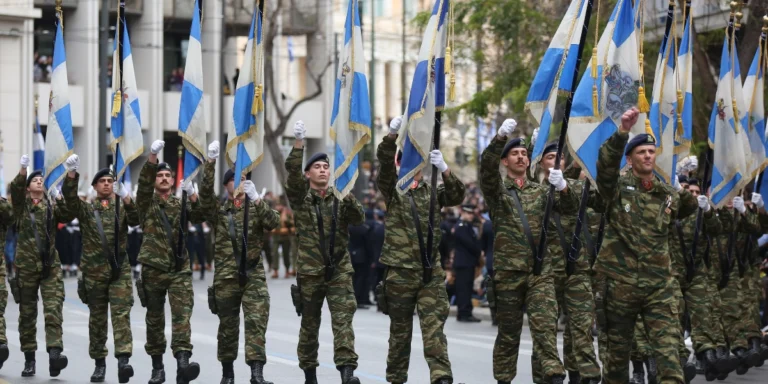 Σύνταγμα: Εμβληματική η στρατιωτική παρέλαση για την επέτειο της 25ης Μαρτίου