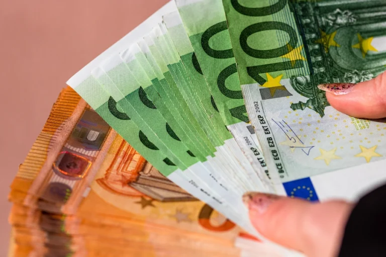 Νέα αύξηση κατώτατου μισθού: Στα 880 ευρώ από 1η Απριλίου