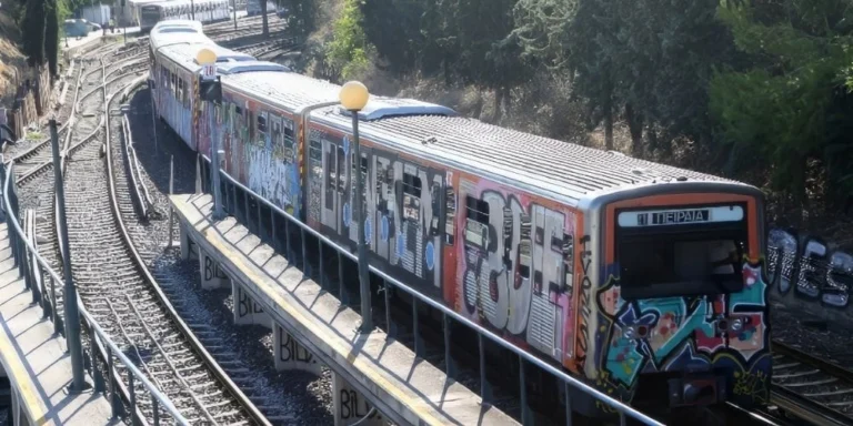 Συνελήφθη 15χρονος που έριξε πέτρες σε διερχόμενο συρμό του ΗΣΑΠ στο Μαρούσι