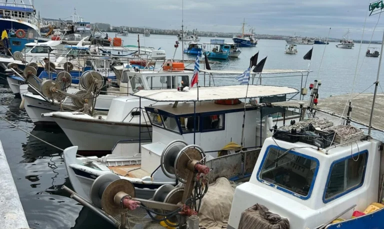 Θεσσαλονίκη: Θαλάσσια διαμαρτυρία για τους αλιείς λόγω του μέτρου της ζύγισης – «Γινόμαστε παραγωγοί προστίμων»