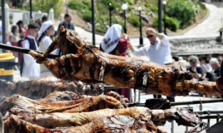 Πανάκριβο και δυσεύρετο το πασχαλινό αρνί – Έως και 240€ ο οβελίας 